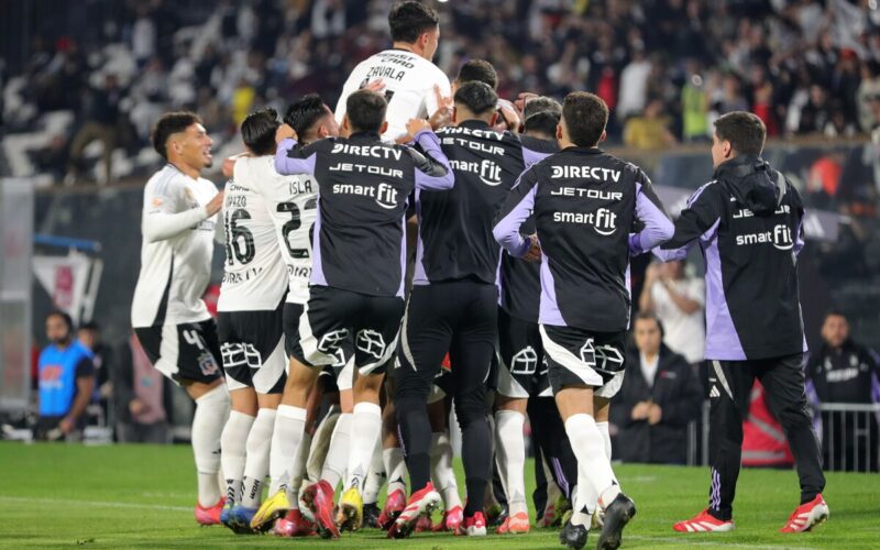 Los jugadores de Colo-Colo festejando un gol.