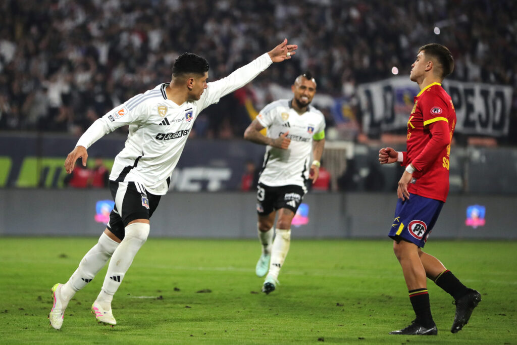 Claudio Aquino celebrando un gol por Colo-Colo ante Unión Española.