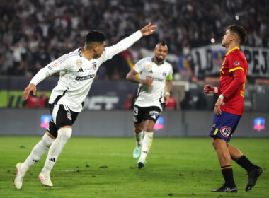 Claudio Aquino celebrando un gol por Colo-Colo ante Unión Española.
