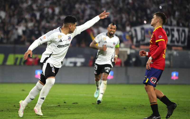 Claudio Aquino celebrando un gol por Colo-Colo ante Unión Española.