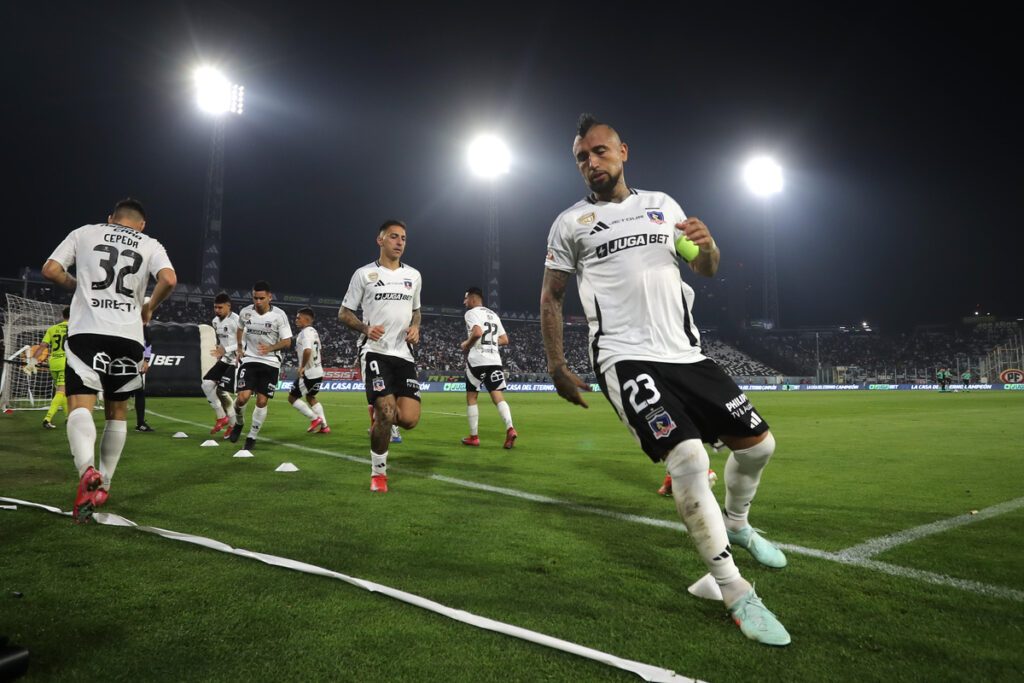 Jugadores de Colo-Colo calentando en la cancha del Estadio Monumental.