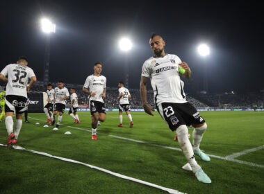 Jugadores de Colo-Colo calentando en la cancha del Estadio Monumental.