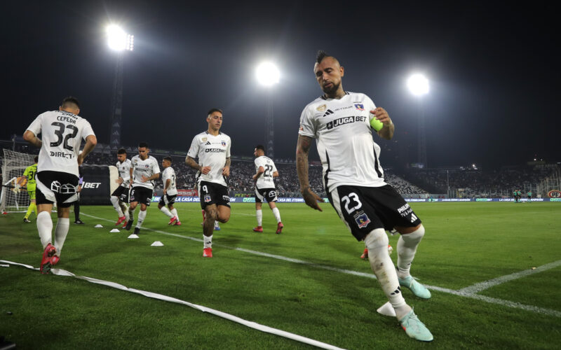 Jugadores de Colo-Colo calentando en la cancha del Estadio Monumental.