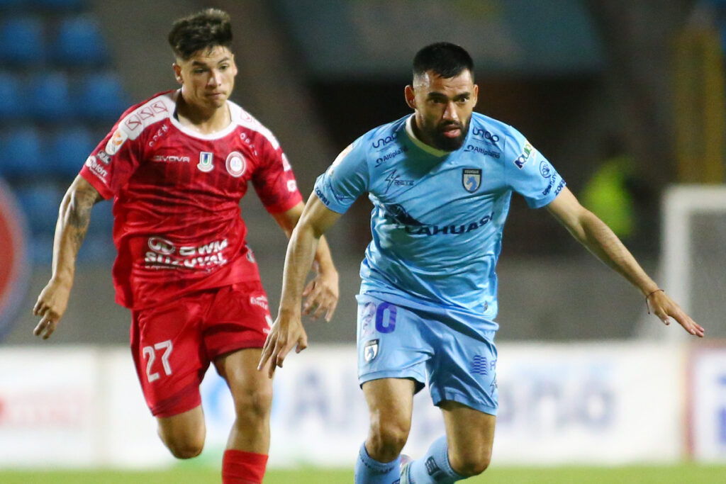 Jugador de Unión La Calera y de Deportes Iquique disputando un balón.