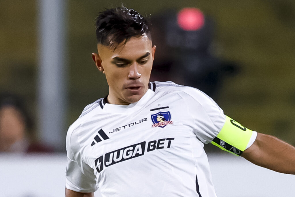 Primer plano de Vicente Pizarro con la camiseta de Colo-Colo.