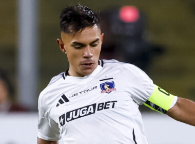 Primer plano de Vicente Pizarro con la camiseta de Colo-Colo.