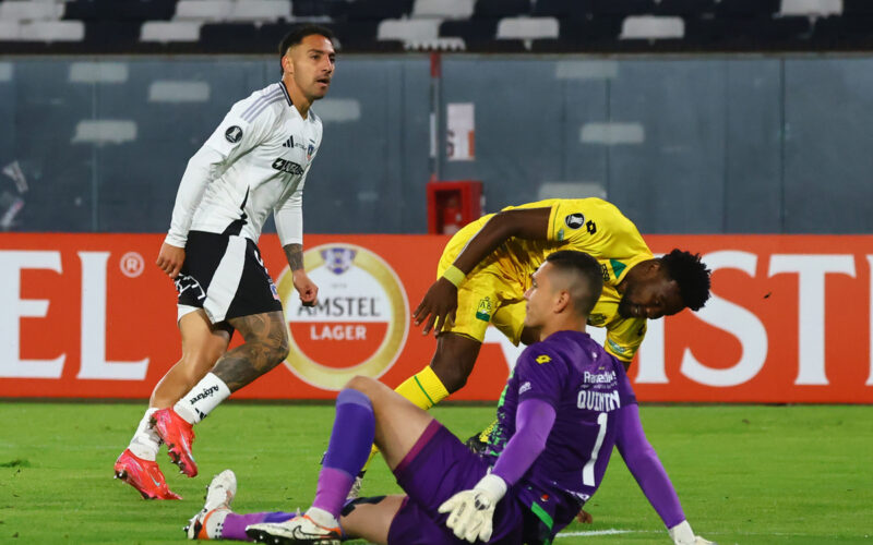 Javier Correa anotando un gol por Colo-Colo frente a Atlético Bucaramanga por Copa Libertadores.