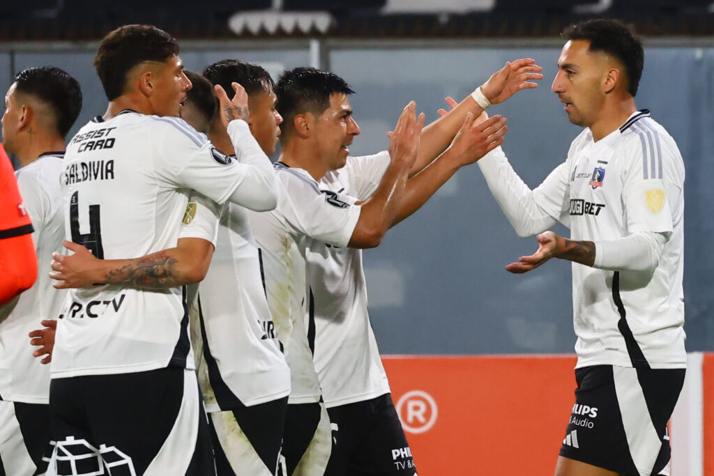 Jugadores de Colo-Colo celebrando el gol de Javier Correa ante Atlético Bucaramanga por Copa Libertadores.