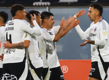 Jugadores de Colo-Colo celebrando el gol de Javier Correa ante Atlético Bucaramanga por Copa Libertadores.