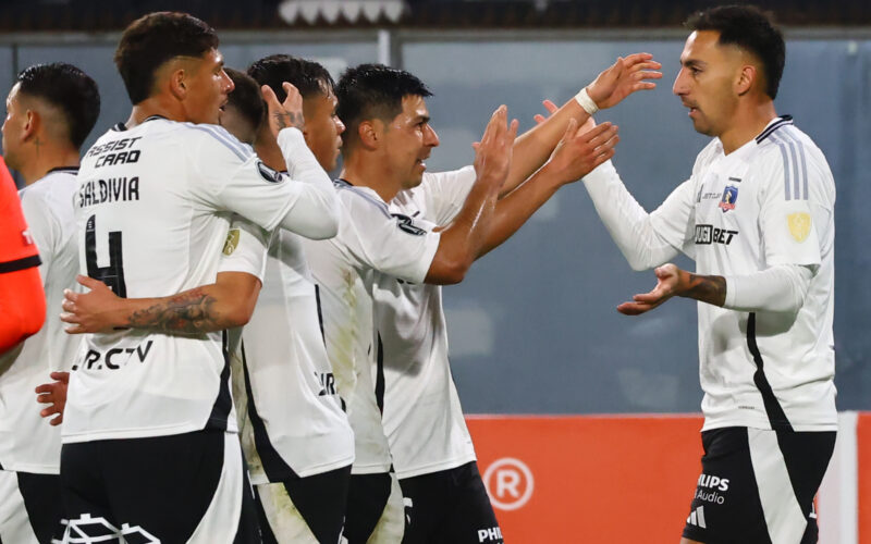 Jugadores de Colo-Colo celebrando el gol de Javier Correa ante Atlético Bucaramanga por Copa Libertadores.