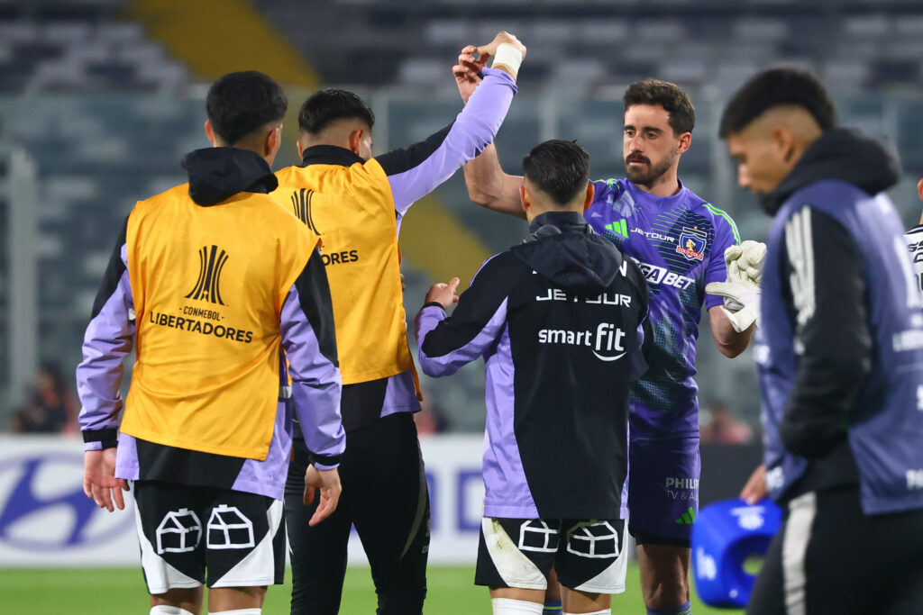Brayan Cortés felicitando a Fernando de Paul. Futbol, Colo Colo vs Atletico Bucaramanga.
Fase de grupos, Copa Libertadores 2025.
Los jugadores de Colo Colo celebran el triunfo durante el partido de copa libertadores por el grupo E contra Atletico Bucaramanga disputado en el estadio Monumental en Santiago, Chile.
29/05/2025
Jonnathan Oyarzun/Photosport

Football, Colo Colo vs Atletico Bucaramanga.
Group stage, Copa Libertadores 2025.
Colo Colo’s reacts after winning during the copa libertadores match for group E against Atletico Bucaramanga at the Monumental stadium in Santiago, Chile.
29/05/2025
Jonnathan Oyarzun/Photosport