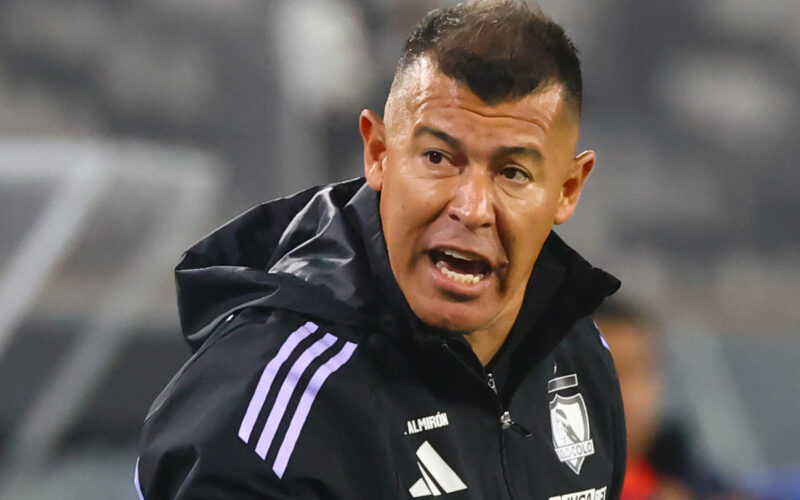 Primer plano de Jorge Almirón dirigiendo a Colo-Colo.