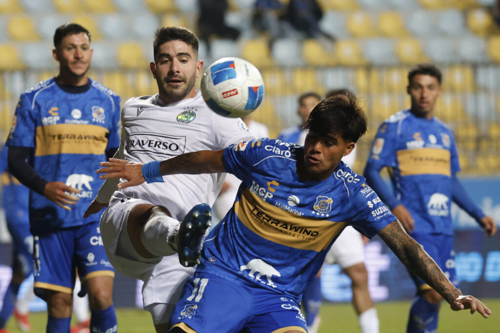 Futbol, Everton vs Audax Italiano
Fecha 13, Liga de Primera 2025.
El jugador de Audax Italiano, Lautaro Palacios, izquierda, disputa el balon contra Alan Medina de Everton durante un partido de primera division disputado en el estadio Sausalito de Vina del Mar, Chile.
31/05/2025
Sebastian Cisternas/Photosport

Football, Everton vs Audax Italiano.
13th turn, First division League.
Audax Italiano’s player Lautaro Palacios, left, vies for the ball against Alan Medina of Everton during a first division match at the Sausalito stadium in Vina del Mar, Chile.
31/05/2025
Sebastian Cisternas/Photosport