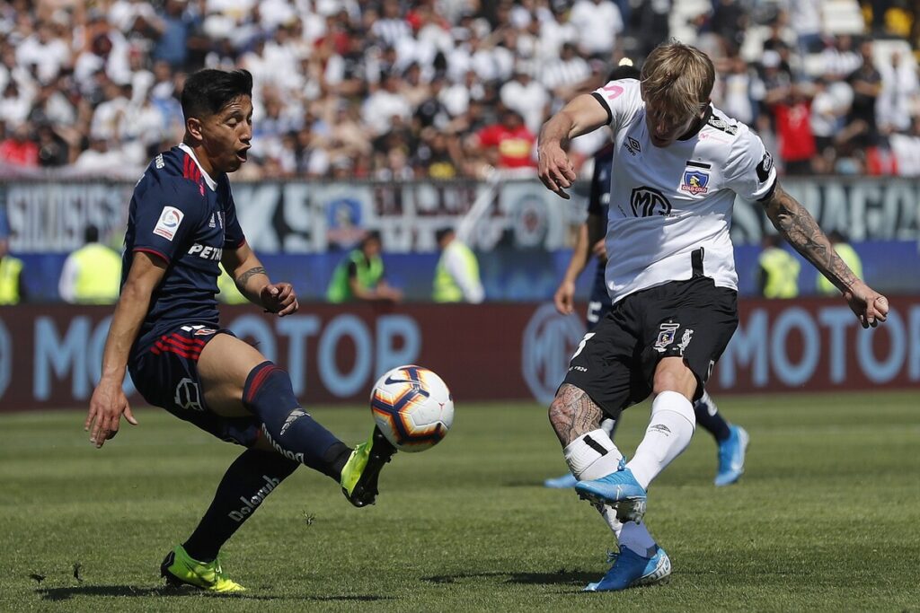 Iván Rossi disputando un Superclásico por Colo-Colo.