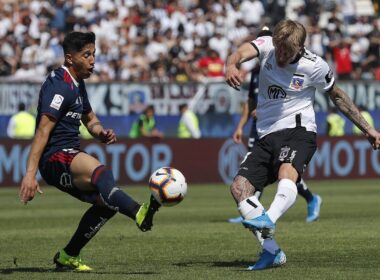 Iván Rossi disputando un Superclásico por Colo-Colo.