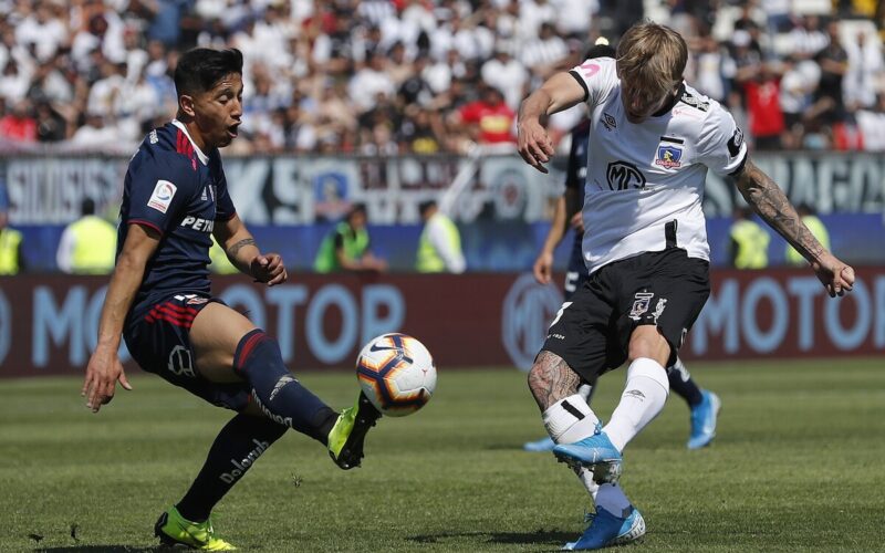 Iván Rossi disputando un Superclásico por Colo-Colo.