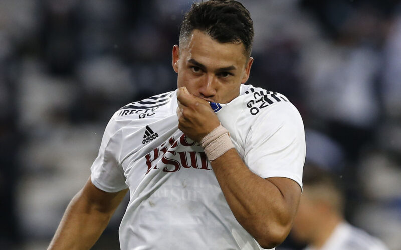 Iván Morales besando la camiseta de Colo-Colo.
