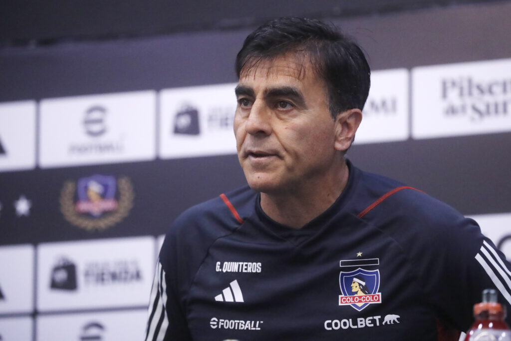Futbol, Conferencia de prensa entrenador Colo Colo. El entrenador de Colo Colo, Gustavo Quinteros, es fotografiado durante la conferencia de prensa previo al partido contra Everton por el campeonato nacional 2023. 04/08/2023 Jonnathan Oyarzun/Photosport Football, Colo Colo head coach press. The Colo Colo head coach, Gustavo Quinteros, is photographed during the press conference prior to the match against Everton at the 2023 national championship. 04/08/2023 Jonnathan Oyarzun/Photosport