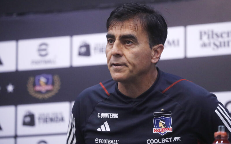 Futbol, Conferencia de prensa entrenador Colo Colo. El entrenador de Colo Colo, Gustavo Quinteros, es fotografiado durante la conferencia de prensa previo al partido contra Everton por el campeonato nacional 2023. 04/08/2023 Jonnathan Oyarzun/Photosport Football, Colo Colo head coach press. The Colo Colo head coach, Gustavo Quinteros, is photographed during the press conference prior to the match against Everton at the 2023 national championship. 04/08/2023 Jonnathan Oyarzun/Photosport