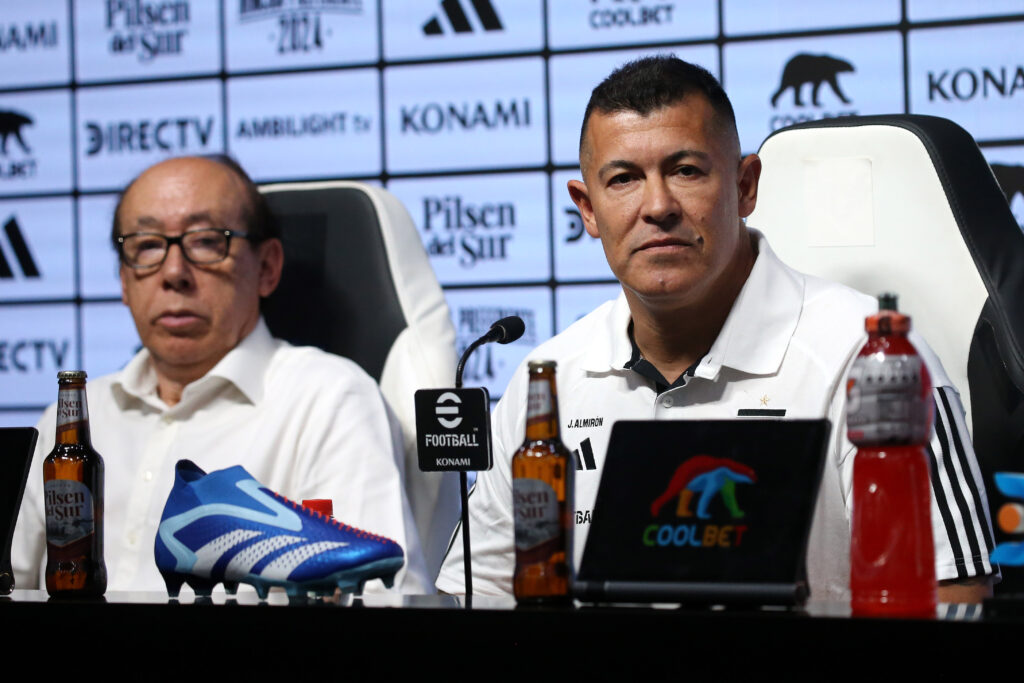 Futbol, presentacion del nuevo director tecnico de Colo Colo. Presentación oficial de Jorge Almiron como entrenador de Colo Colo. Santiago, Chile. Javier Salvo/Photosport 9/1/2024 Football.,presentation of the new technical director of Colo Colo. Official presentation of Jorge Almirón as coach of Colo Colo. Santiago, Chile. Javier Salvo/Photosport. Alfredo Stöhwing, del Bloque Vial, junto a Jorge Almirón en la sala de conferencias.
