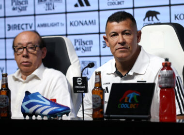 Futbol, presentacion del nuevo director tecnico de Colo Colo. Presentación oficial de Jorge Almiron como entrenador de Colo Colo. Santiago, Chile. Javier Salvo/Photosport 9/1/2024 Football.,presentation of the new technical director of Colo Colo. Official presentation of Jorge Almirón as coach of Colo Colo. Santiago, Chile. Javier Salvo/Photosport. Alfredo Stöhwing, del Bloque Vial, junto a Jorge Almirón en la sala de conferencias.