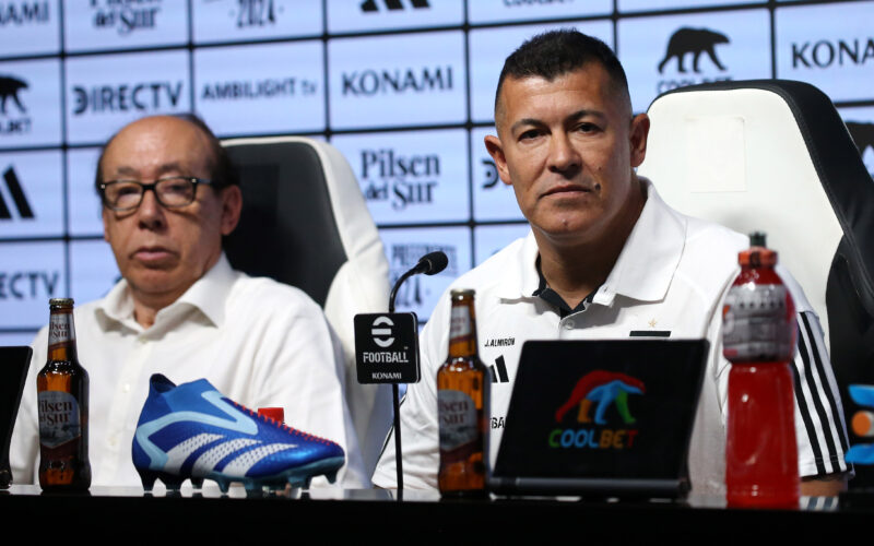 Futbol, presentacion del nuevo director tecnico de Colo Colo. Presentación oficial de Jorge Almiron como entrenador de Colo Colo. Santiago, Chile. Javier Salvo/Photosport 9/1/2024 Football.,presentation of the new technical director of Colo Colo. Official presentation of Jorge Almirón as coach of Colo Colo. Santiago, Chile. Javier Salvo/Photosport. Alfredo Stöhwing, del Bloque Vial, junto a Jorge Almirón en la sala de conferencias.