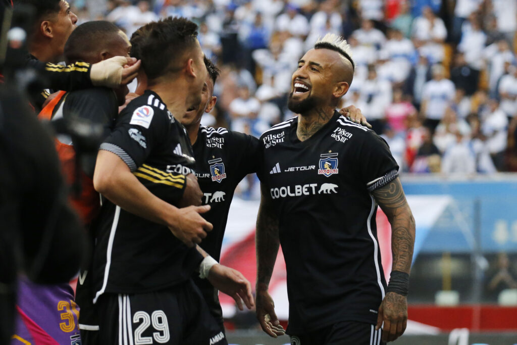 Futbol, Universidad Catolica vs Colo Colo.
Fecha 9, campeonato Nacional 2024.
El jugador de Colo Colo Arturo Vidal celebra con sus companeros su gol contra Universidad Catolica durante el partido de primera division disputado en el estadio Santa Laura de Santiago, Chile.
20/04/2024
Dragomir Yankovic/Photosport

Football, Universidad Catolica vs Colo Colo.
9nd turn, 2024 National Championship.
Colo ColoÕs player Arturo Vidal celebrates with teammates after scoring against Universidad Catolica during the first division match held at the Santa Laura stadium in Santiago, Chile.
20/04/2024
Dragomir Yankovic/Photosport