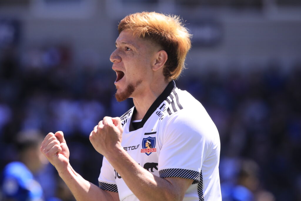 Futbol, Huachipato vs Colo Colo
Decimoctava fecha, campeonato Nacional 2024.
El jugador de Colo Colo Leonardo Gil celebra durante al partido de primera division contra Huachipato disputado en el estadio CAP de Talcahuano, Chile.
13/10/2024
Marco Vasquez/Photosport

Football, Huachipato vs Colo Colo
18th date, 2024 National Championship.
Colo Colo player Leonardo Gil celebrates during the first division match against Huachipato held at the CAP stadium in Talcahuano, Chile.
13/10/2024
Marco Vasquez/Photosport. Celebrando con hinchas.
