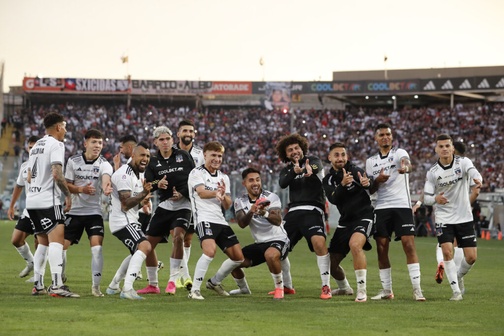 Futbol, Colo Colo vs Deportes Iquique. Fecha 29, Campeonato Nacional 2024. El jugador de Colo Colo Marcos Bolados, centro, celebra su gol contra Deportes Iquique durante el partido de primera division disputado en el estadio Monumental en Santiago, Chile. 03/11/2024 Felipe Zanca/Photosport Football, Colo Colo vs Deportes Iquique. 29th turn, 2024 National Championship. Colo Colo's player Marcos Bolados, center, celebrates his goal against Deportes Iquique during the first division match held at the Monumental stadium in Santiago, Chile. 03/11/2024 Felipe Zanca/Photosport. Celebrando con dedicatoria a los hinchas.