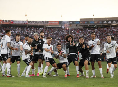 Futbol, Colo Colo vs Deportes Iquique. Fecha 29, Campeonato Nacional 2024. El jugador de Colo Colo Marcos Bolados, centro, celebra su gol contra Deportes Iquique durante el partido de primera division disputado en el estadio Monumental en Santiago, Chile. 03/11/2024 Felipe Zanca/Photosport Football, Colo Colo vs Deportes Iquique. 29th turn, 2024 National Championship. Colo Colo's player Marcos Bolados, center, celebrates his goal against Deportes Iquique during the first division match held at the Monumental stadium in Santiago, Chile. 03/11/2024 Felipe Zanca/Photosport. Celebrando con dedicatoria a los hinchas.