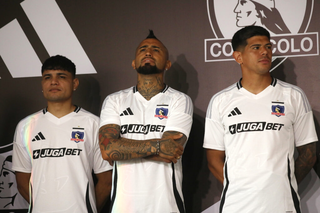 Futbol, Presentacion camiseta de Colo Colo. Colo Colo presentan la camiseta de la para la temporada 2025. Santiago, Chile. 8/1/2023 Javier Salvo/Photosport Football, Colo Colo shirt presentation. Colo Colo presents the jersey for the 2025 season. Santiago, Chile. 8/1/2023 Javier Salvo/Photosport