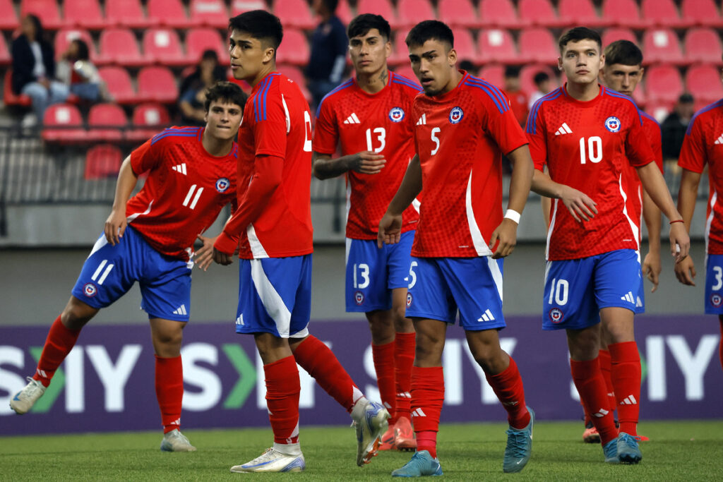Jugadores de La Roja Sub 20 en cancha.