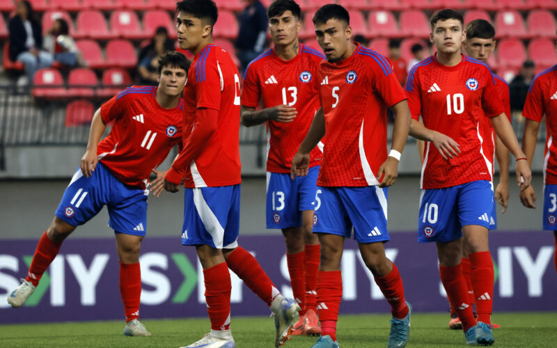 Jugadores de La Roja Sub 20 en cancha.