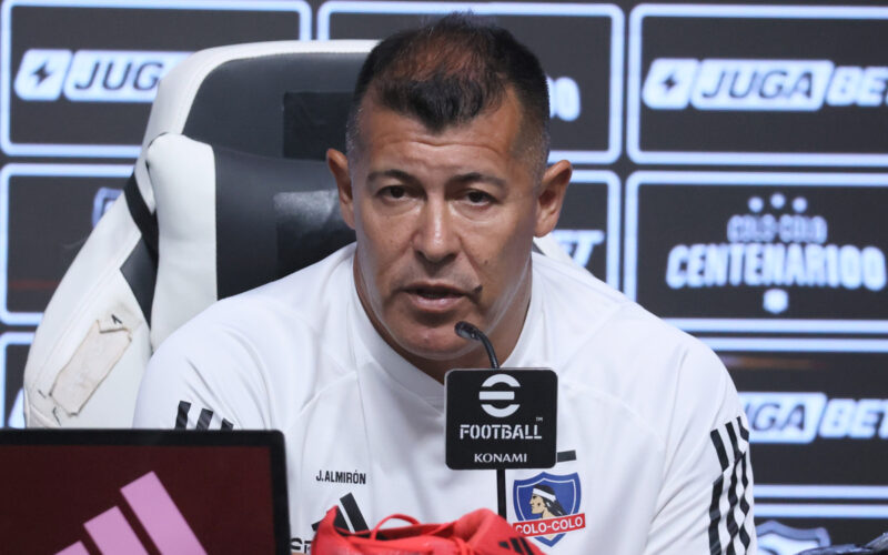 Jorge Almirón durante una conferencia de prensa en Colo-Colo.
