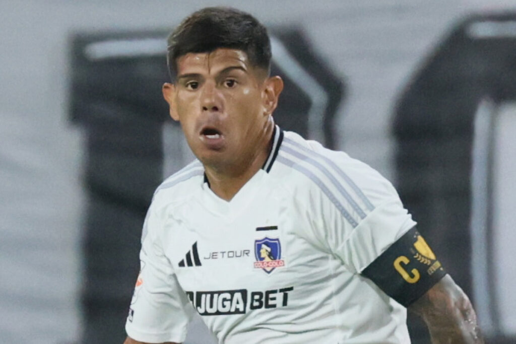 Primer plano de Esteban Pavez con camiseta de Colo-Colo.