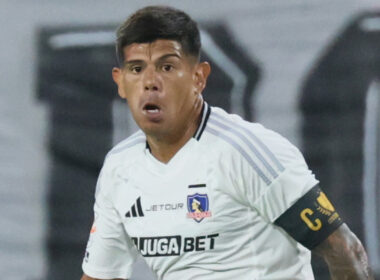 Primer plano de Esteban Pavez con camiseta de Colo-Colo.