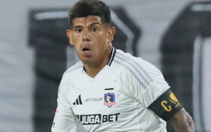 Primer plano de Esteban Pavez con camiseta de Colo-Colo.
