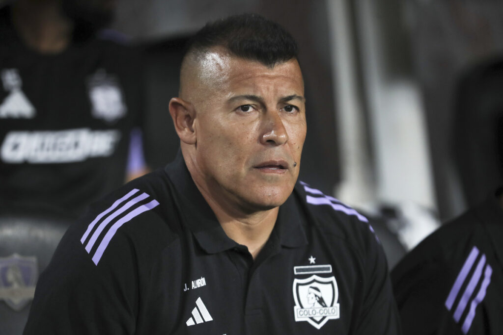 Primer plano de Jorge Almirón vistiendo indumentaria de Colo-Colo.