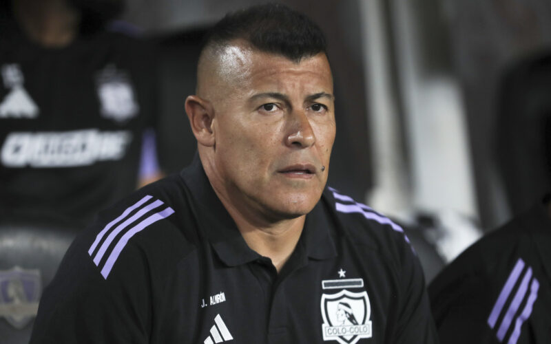 Primer plano de Jorge Almirón vistiendo indumentaria de Colo-Colo.