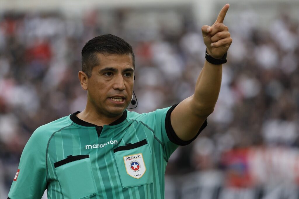 Benjamín Saravia dirigiendo el encuentro entre Colo-Colo y Unión San Felipe.
