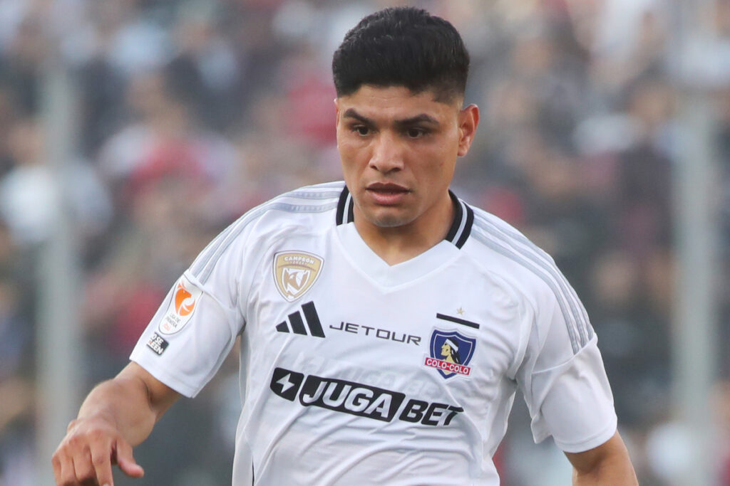 Primer plano de Claudio Aquino con la camiseta de Colo-Colo.