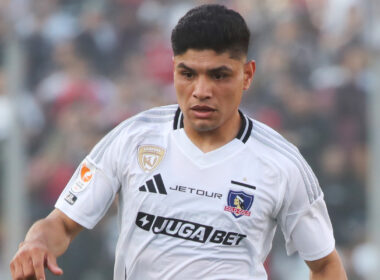 Primer plano de Claudio Aquino con la camiseta de Colo-Colo.