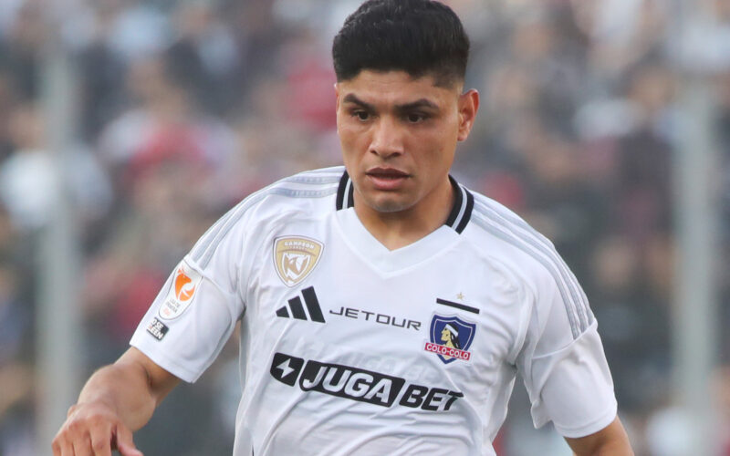 Primer plano de Claudio Aquino con la camiseta de Colo-Colo.