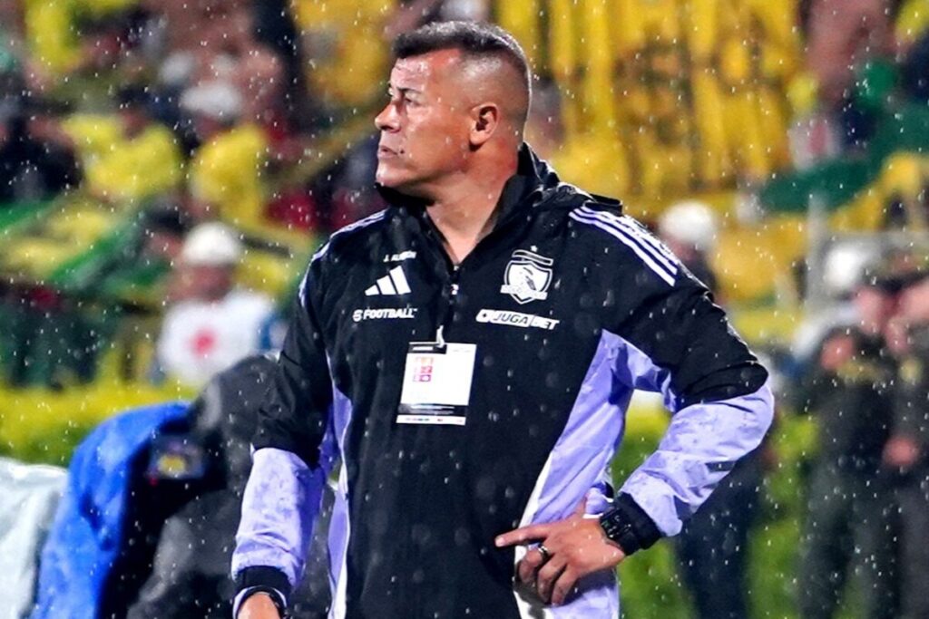 Jorge Almirón dirigiendo contra Atlético Bucaramanga