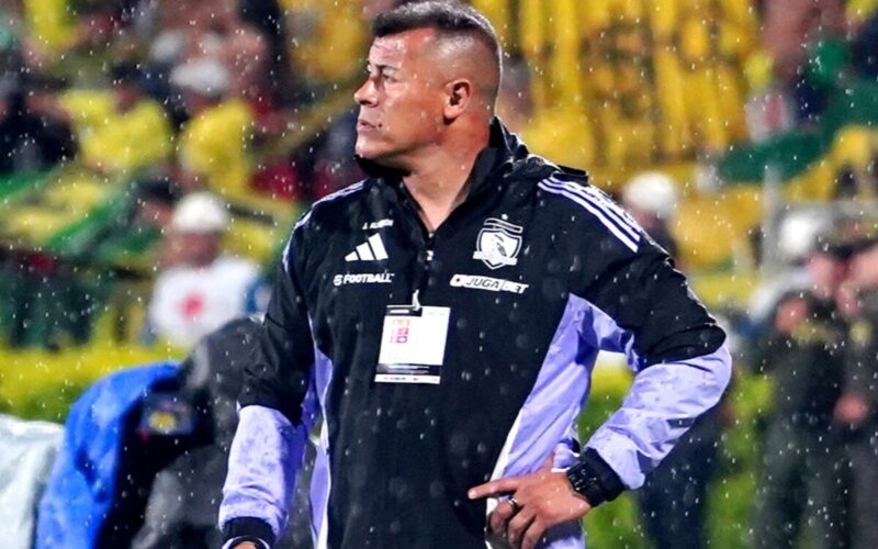 Jorge Almirón dirigiendo contra Atlético Bucaramanga