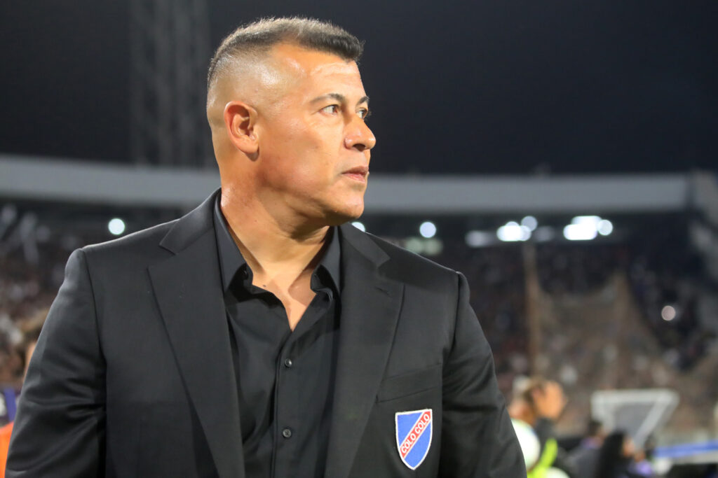 Futbol, Colo Colo vs Fortaleza. Fase de grupos, Copa Libertadores 2025. El entrenador de Colo Colo Jorge Almiron, es fotografiado durante el partido de copa libertadores por el grupo E contra Fortaleza disputado en el estadio Monumental en Santiago, Chile. 10/04/2024 Jonnathan Oyarzun/Photosport Football, Colo Colo vs Fortaleza. Group stage, Copa Libertadores 2025. Colo Colo’s head coach Jorge Almiron is pictured during the copa libertadores match for group E against Fortaleza at the Monumental stadium in Santiago, Chile. 10/04/2024 Jonnathan Oyarzun/Photosport