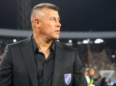 Futbol, Colo Colo vs Fortaleza. Fase de grupos, Copa Libertadores 2025. El entrenador de Colo Colo Jorge Almiron, es fotografiado durante el partido de copa libertadores por el grupo E contra Fortaleza disputado en el estadio Monumental en Santiago, Chile. 10/04/2024 Jonnathan Oyarzun/Photosport Football, Colo Colo vs Fortaleza. Group stage, Copa Libertadores 2025. Colo Colo’s head coach Jorge Almiron is pictured during the copa libertadores match for group E against Fortaleza at the Monumental stadium in Santiago, Chile. 10/04/2024 Jonnathan Oyarzun/Photosport