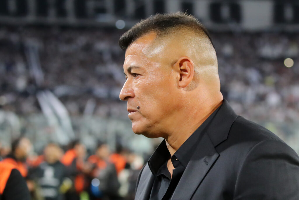 Futbol, Colo Colo vs Fortaleza. Fase de grupos, Copa Libertadores 2025. El entrenador de Colo Colo Jorge Almiron, es fotografiado durante el partido de copa libertadores por el grupo E contra Fortaleza disputado en el estadio Monumental en Santiago, Chile. 10/04/2024 Jonnathan Oyarzun/Photosport Football, Colo Colo vs Fortaleza. Group stage, Copa Libertadores 2025. Colo Colo’s head coach Jorge Almirón is pictured during the copa libertadores match for group E against Fortaleza at the Monumental stadium in Santiago, Chile. 10/04/2024 Jonnathan Oyarzun/Photosport