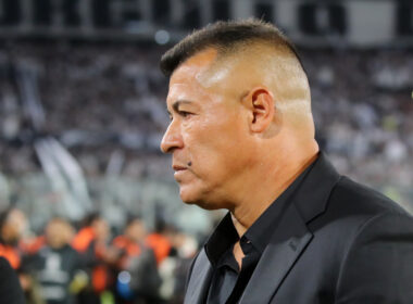 Futbol, Colo Colo vs Fortaleza. Fase de grupos, Copa Libertadores 2025. El entrenador de Colo Colo Jorge Almiron, es fotografiado durante el partido de copa libertadores por el grupo E contra Fortaleza disputado en el estadio Monumental en Santiago, Chile. 10/04/2024 Jonnathan Oyarzun/Photosport Football, Colo Colo vs Fortaleza. Group stage, Copa Libertadores 2025. Colo Colo’s head coach Jorge Almirón is pictured during the copa libertadores match for group E against Fortaleza at the Monumental stadium in Santiago, Chile. 10/04/2024 Jonnathan Oyarzun/Photosport