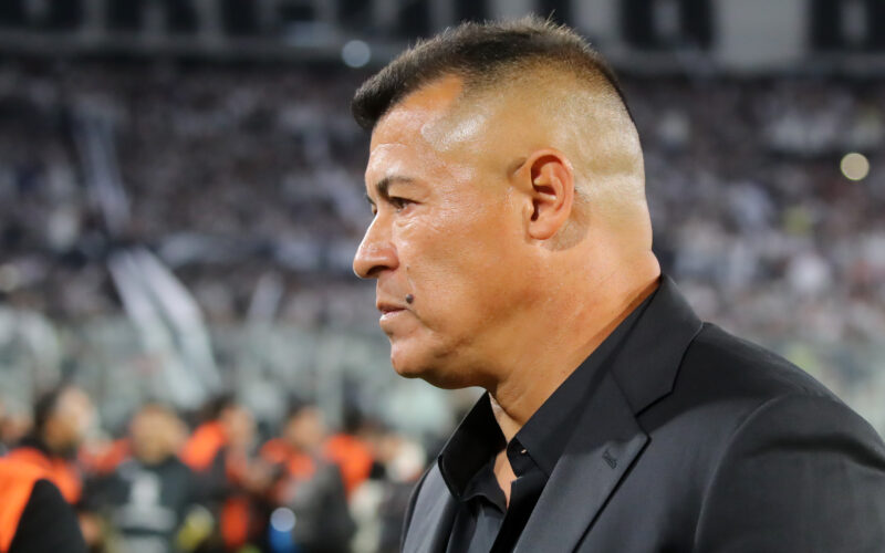 Futbol, Colo Colo vs Fortaleza. Fase de grupos, Copa Libertadores 2025. El entrenador de Colo Colo Jorge Almiron, es fotografiado durante el partido de copa libertadores por el grupo E contra Fortaleza disputado en el estadio Monumental en Santiago, Chile. 10/04/2024 Jonnathan Oyarzun/Photosport Football, Colo Colo vs Fortaleza. Group stage, Copa Libertadores 2025. Colo Colo’s head coach Jorge Almirón is pictured during the copa libertadores match for group E against Fortaleza at the Monumental stadium in Santiago, Chile. 10/04/2024 Jonnathan Oyarzun/Photosport